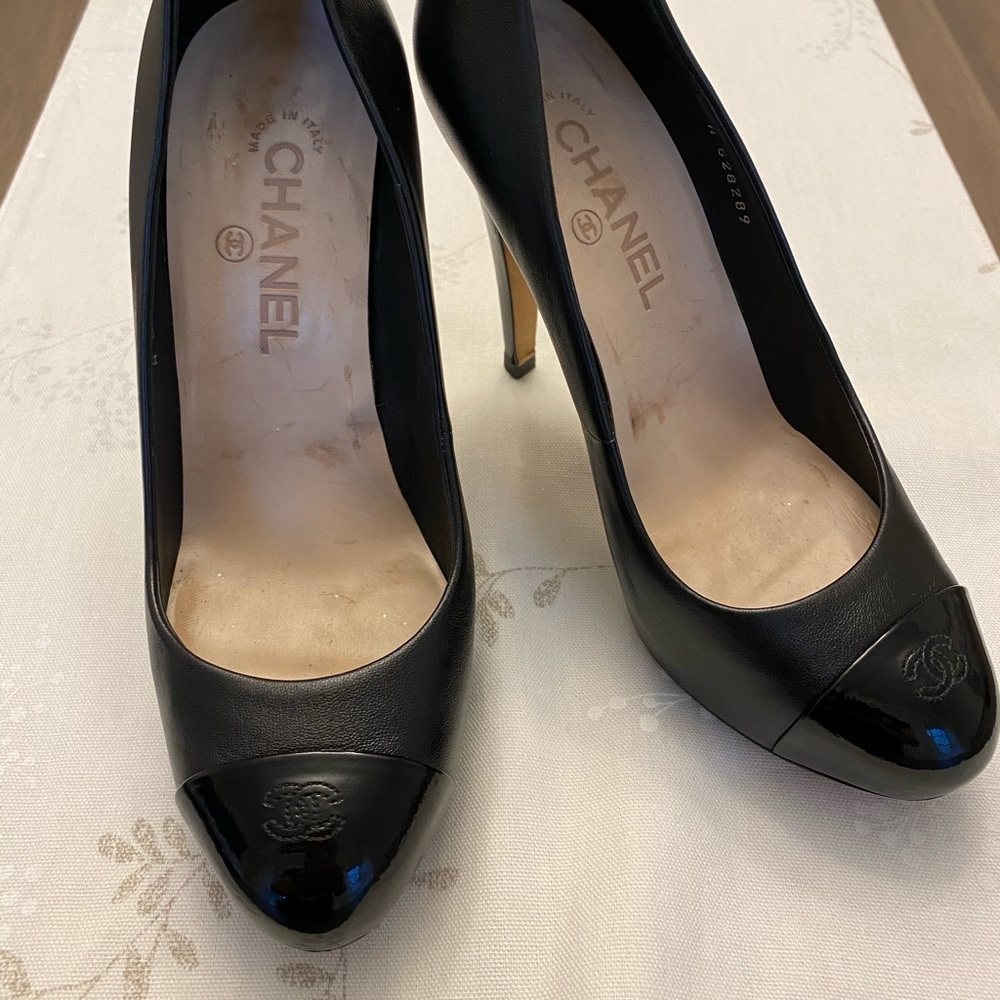 Chanel Black Patent Pump Escarpins Size 38.5